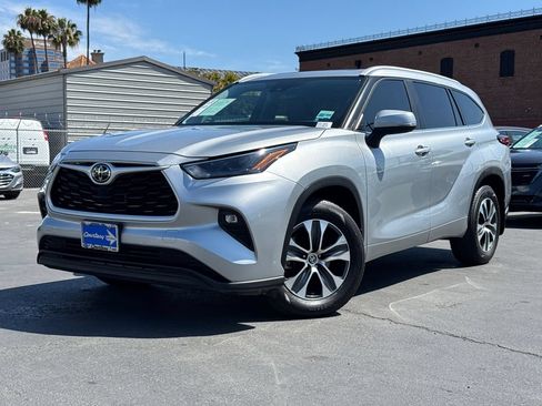 Used 2023 Toyota Highlander XLE AWD/4WD image 2