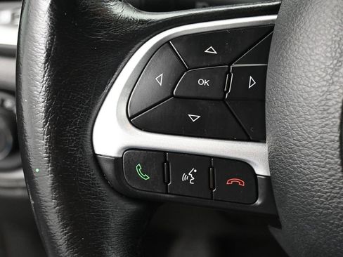 Used 2018 Jeep Renegade Latitude w/ Cold Weather Group image 16