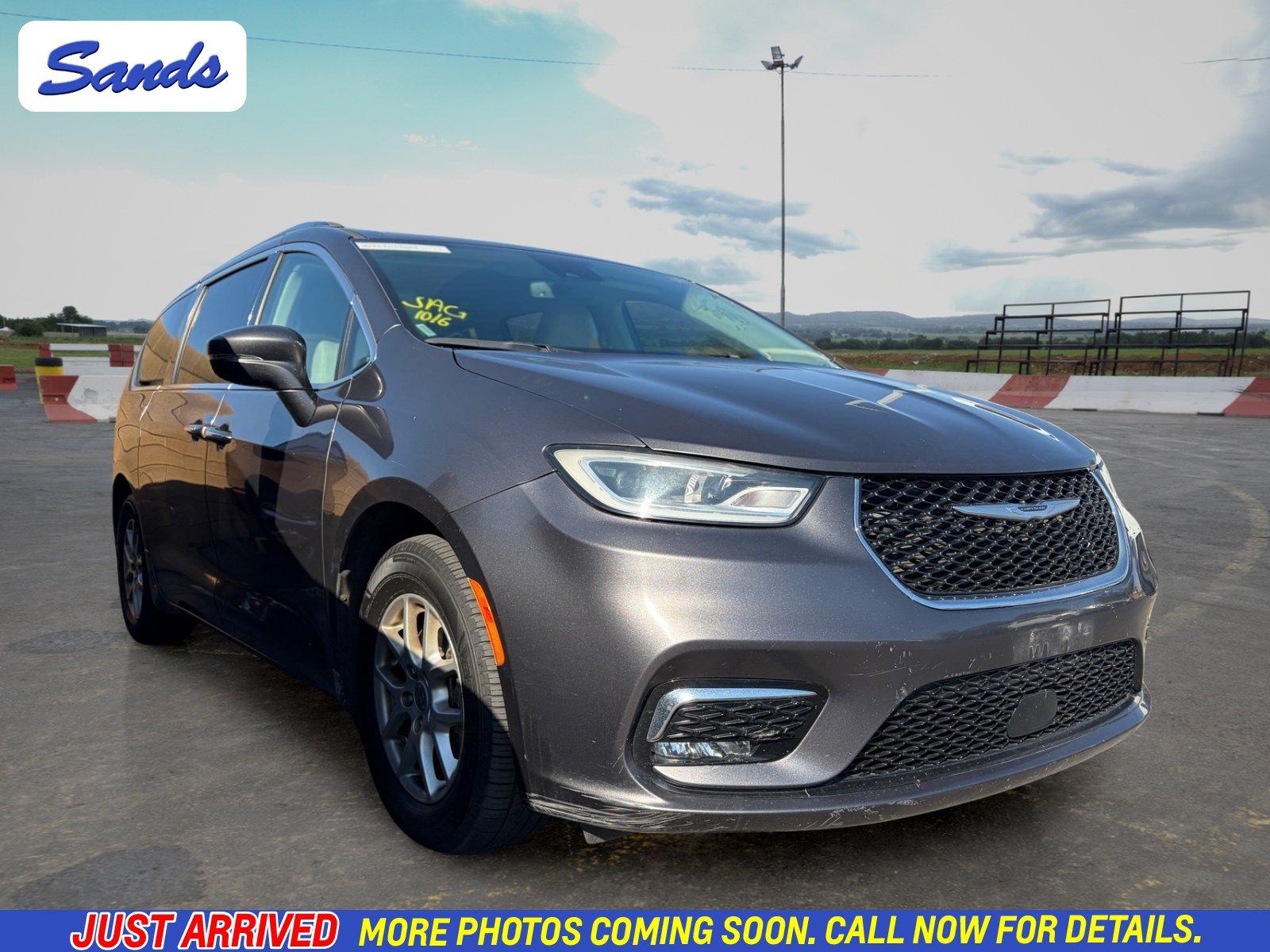 Used 2021 Chrysler Pacifica Touring-L FWD image 1