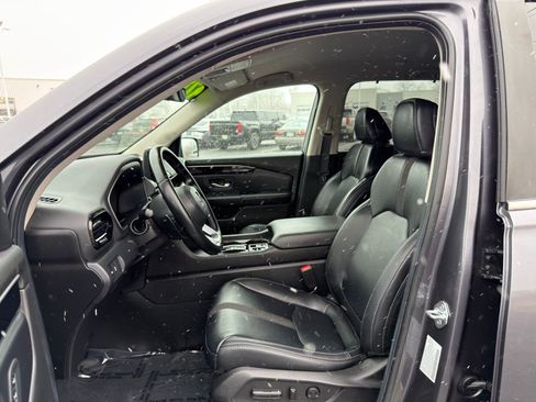 Used 2025 Honda Pilot EX-L image 3
