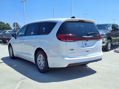New 2026 Chrysler Pacifica Select