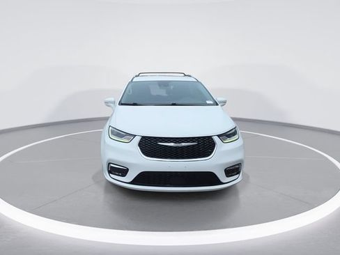 Used 2021 Chrysler Pacifica Touring-L FWD image 3