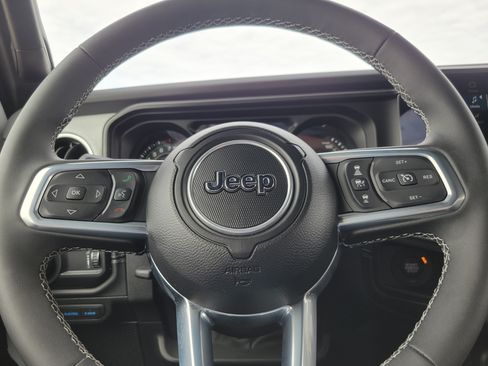 Used 2025 Jeep Wrangler Unlimited Sahara w/ Safety Group AWD/4WD image 8