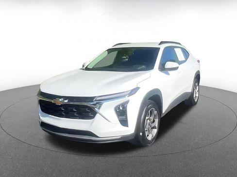 Used 2025 Chevrolet Trax LT w/ LT Convenience Package image 7