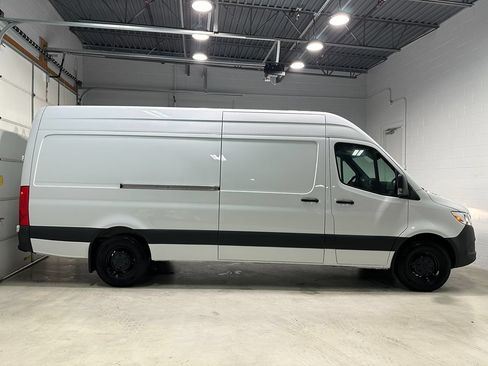 Used 2023 Mercedes-Benz Sprinter 2500 image 2