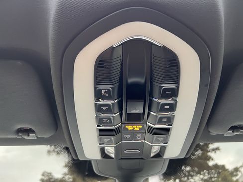 Used 2018 Porsche Cayenne Platinum Edition AWD/4WD image 28
