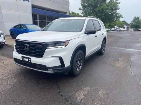 Used 2025 Honda Pilot TrailSport image 38