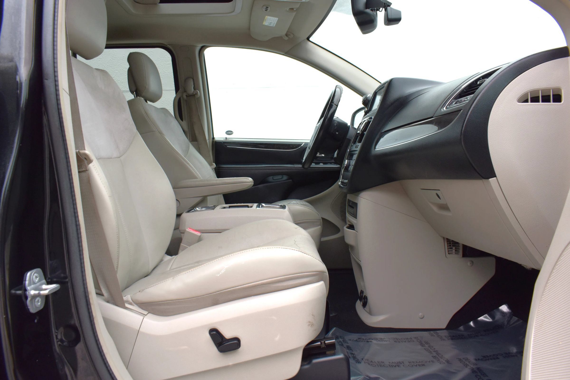 Used 2014 Chrysler Town & Country Limited w/ Luxury Group FWD image 34