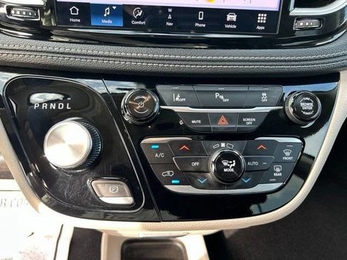 Used 2024 Chrysler Pacifica Limited FWD image 32