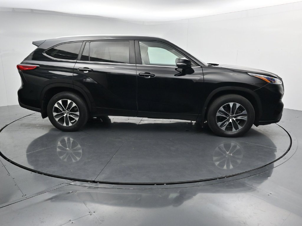 Used 2023 Toyota Highlander XLE AWD/4WD image 9