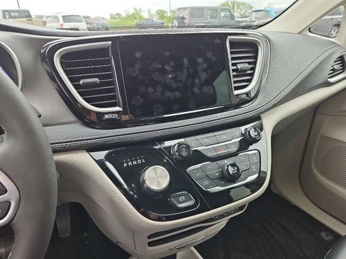 Used 2023 Chrysler Pacifica Touring-L FWD image 12