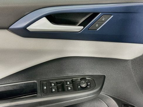Used 2022 Volkswagen Taos SE w/ Panoramic Sunroof Package FWD image 19
