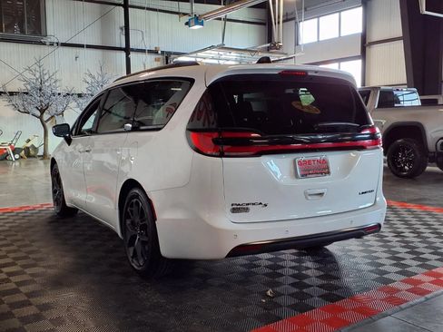 Used 2024 Chrysler Pacifica Limited w/ S Appearance Package FWD image 4