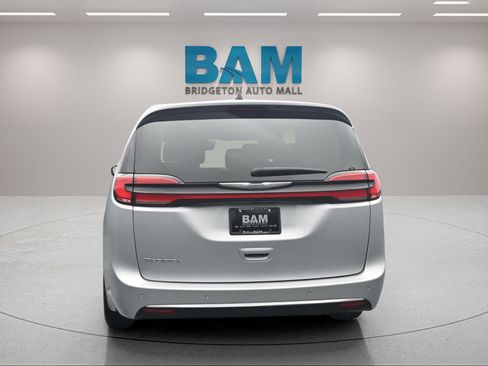 Used 2024 Chrysler Pacifica Touring-L FWD image 5