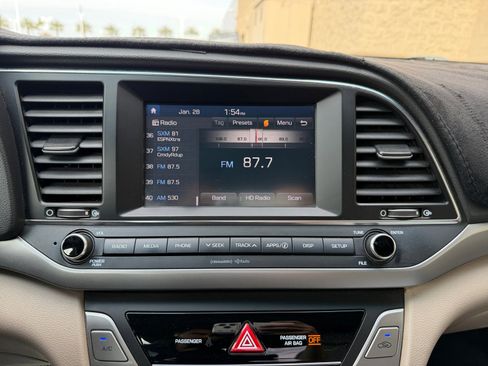 Used 2017 Hyundai Elantra SE image 12