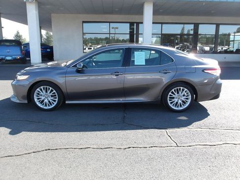 Used 2019 Toyota Camry XLE w/ Navigation Package FWD image 2