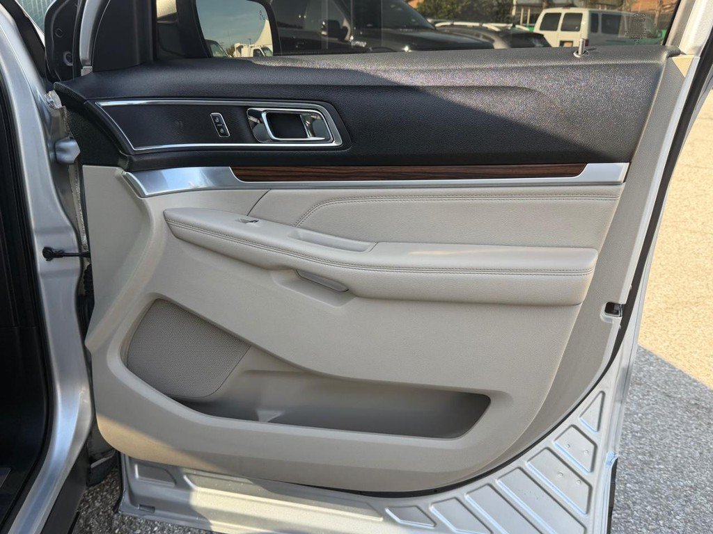 Used 2018 Ford Explorer Limited w/ Ford Safe & Smart Package FWD image 19