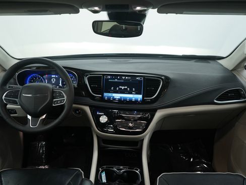 Used 2023 Chrysler Pacifica Limited image 14