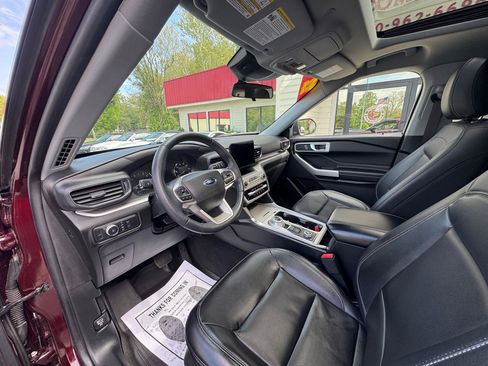 Used 2022 Ford Explorer XLT w/ Equipment Group 202A AWD/4WD image 12