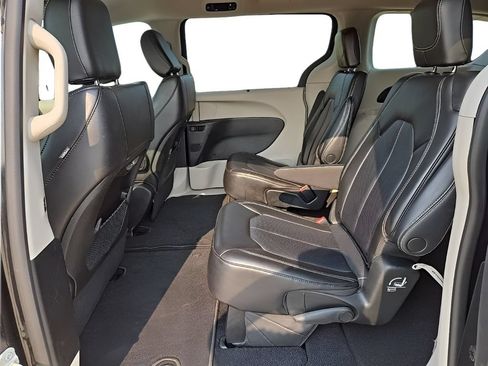 Used 2023 Chrysler Pacifica Touring-L FWD image 30