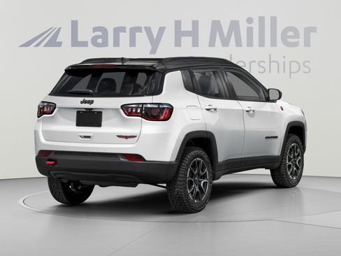 Used 2024 Jeep Compass Trailhawk AWD/4WD image 4