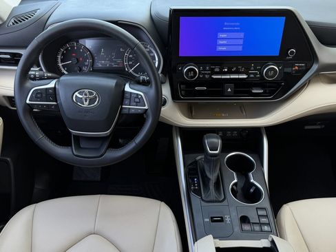 Used 2024 Toyota Highlander XLE FWD image 12