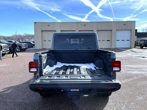 Used 2025 Jeep Gladiator Sport image 9