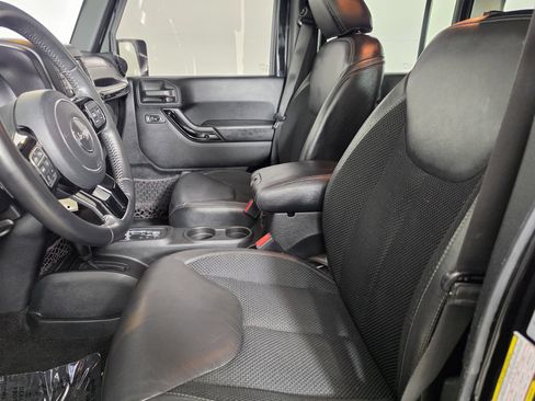 Used 2017 Jeep Wrangler Unlimited Sahara AWD/4WD image 3
