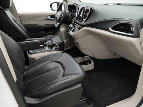 Used 2024 Chrysler Pacifica Limited FWD image 45