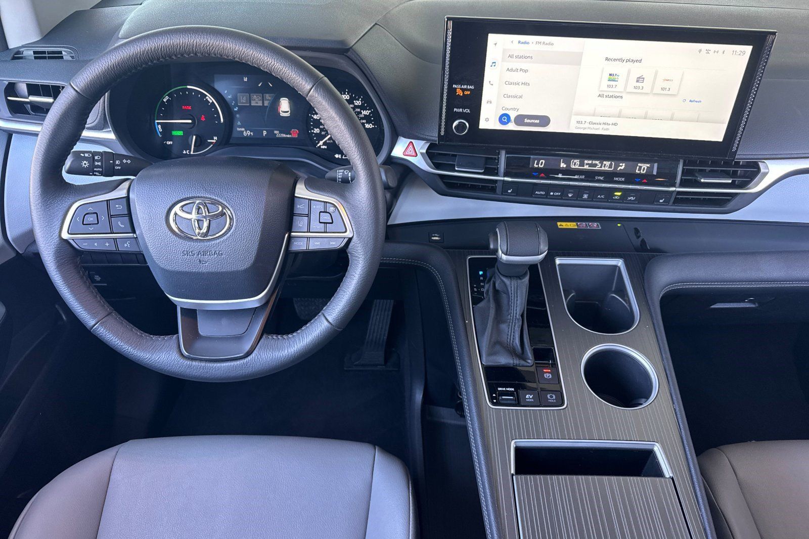 Used 2026 Toyota Sienna XLE FWD image 32