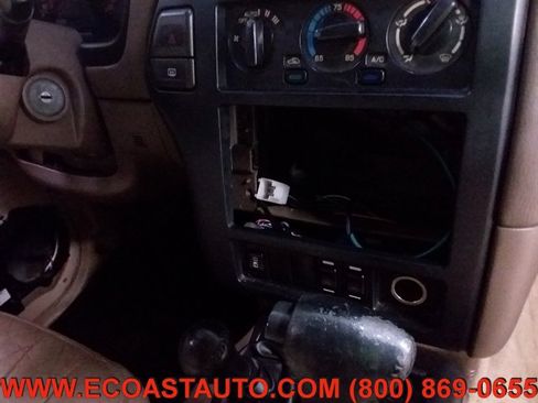 Used 1998 Nissan Pathfinder SE image 21