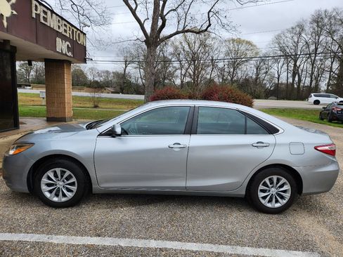Used 2016 Toyota Camry LE FWD image 6