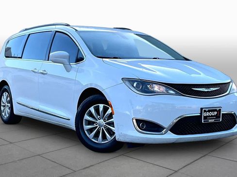 Used 2017 Chrysler Pacifica Touring-L FWD image 3