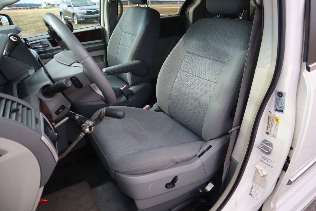 Used 2010 Chrysler Town & Country Touring FWD image 4