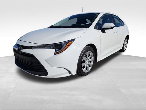 Used 2025 Toyota Corolla LE image 3