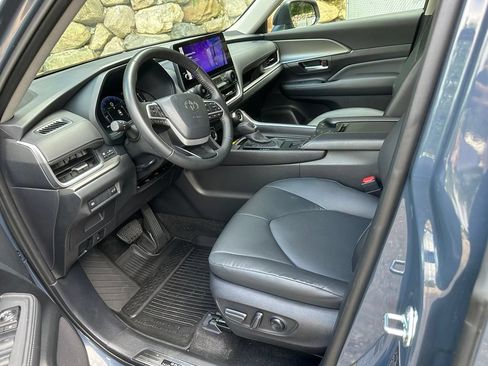 Used 2025 Toyota Grand Highlander AWD image 9