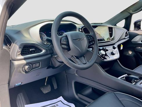 New 2026 Chrysler Pacifica Limited w/ S Appearance Package AWD/4WD image 9
