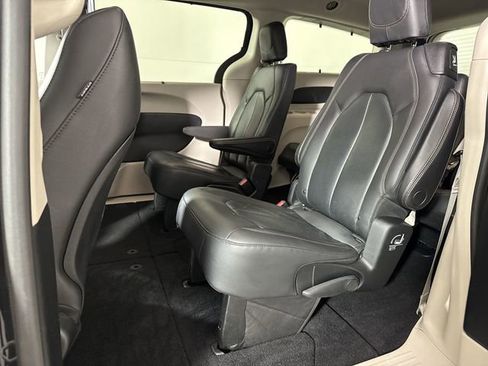 Used 2020 Chrysler Pacifica Touring-L image 20