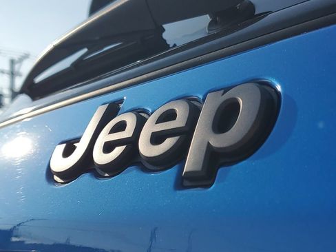 Used 2025 Jeep Compass Trailhawk AWD/4WD image 8