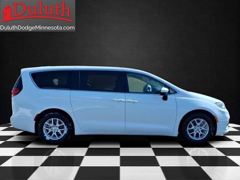 Used 2023 Chrysler Pacifica Touring-L FWD image 6