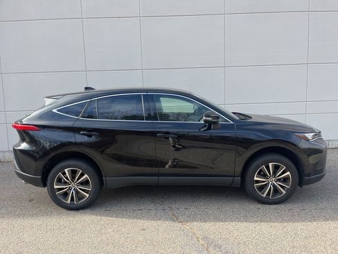 Used 2022 Toyota Venza LE image 5