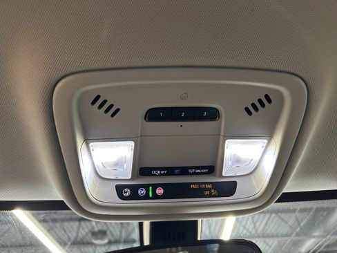 Used 2020 Chevrolet Traverse LT image 40