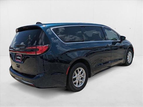 New 2025 Chrysler Pacifica Select image 5