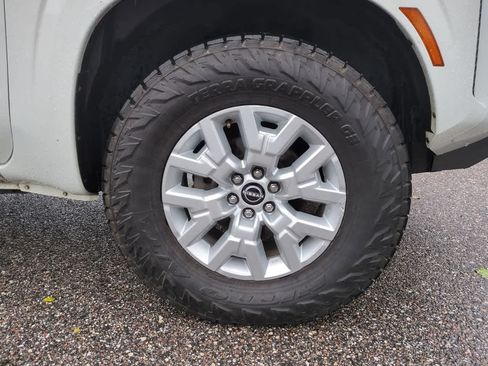 Used 2022 Nissan Frontier SV AWD/4WD image 11