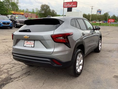 Used 2024 Chevrolet Trax LS w/ LS Convenience Package image 7