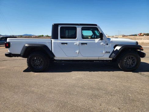 Used 2025 Jeep Gladiator Sport AWD/4WD image 4
