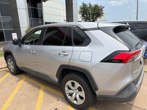 Used 2022 Toyota RAV4 LE FWD image 3