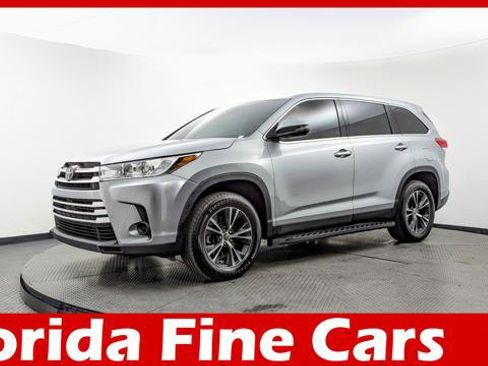 Used 2019 Toyota Highlander LE image 1