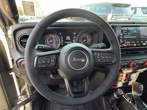 Used 2025 Jeep Gladiator Rubicon AWD/4WD image 17