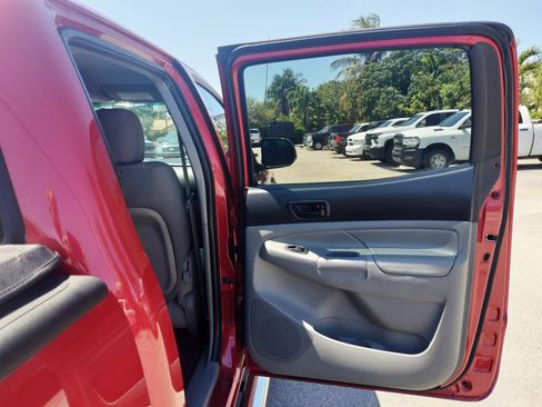 Used 2014 Toyota Tacoma PreRunner w/ SR5 Package RWD image 17
